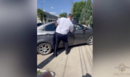 Полицейский разбил стекло запертого авто.