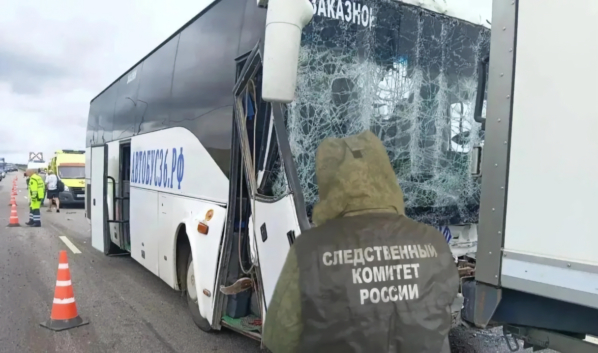 Следователи на месте аварии.