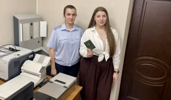 Девушка получила вид на жительство в России.