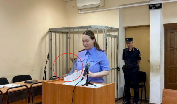 Подозреваемый в зале суда.