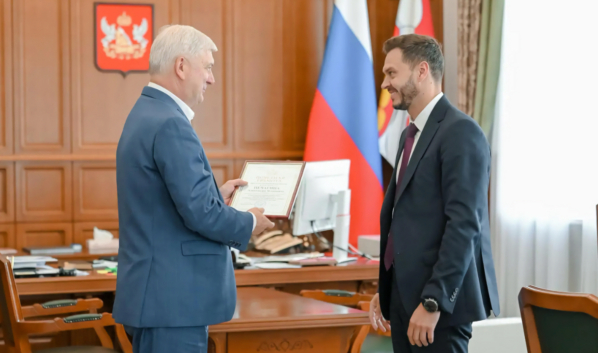 Александр Гусев наградил директора воронежского КБХА Александра Печагина.