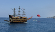 На море.
