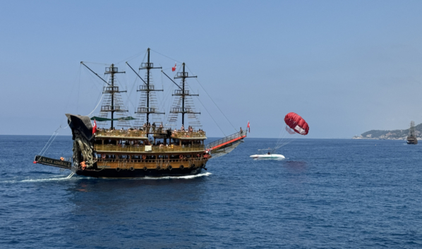 На море.