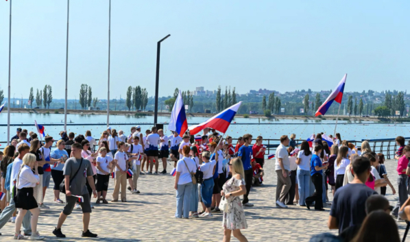 Воронежцы празднуют День Государственного флага РФ.