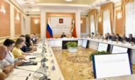 На заседании.
