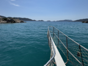 На море.
