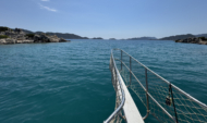 На море.