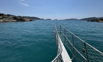 На море.