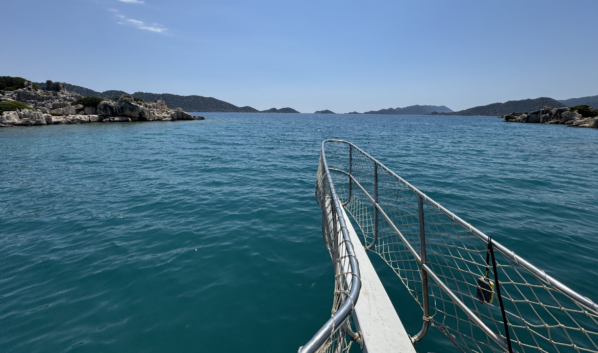 На море.