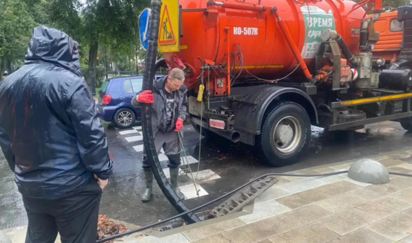 Техника работает на улицах города.