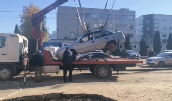 Авто извлекли из провала.