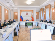 На еженедельном оперативном совещании.