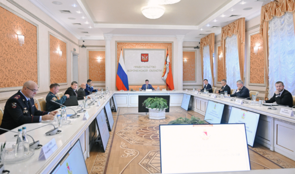 На еженедельном оперативном совещании.