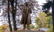 Памятник Ленину на проспекте Труда.