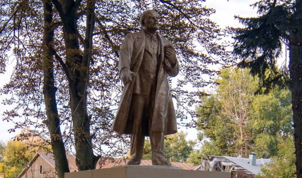 Памятник Ленину на проспекте Труда.