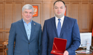 Александр Гусев вручил Максиму Зацепину почетный знак «За добросовестный труд и профессионализм».