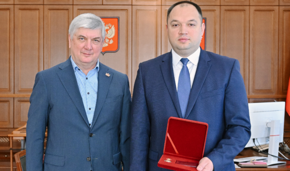 Александр Гусев вручил Максиму Зацепину почетный знак «За добросовестный труд и профессионализм».