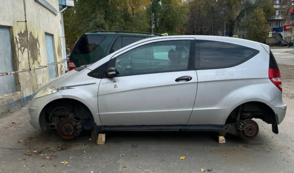 Машину поставили на кирпичи.