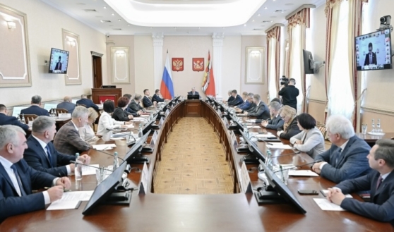 На заседании.